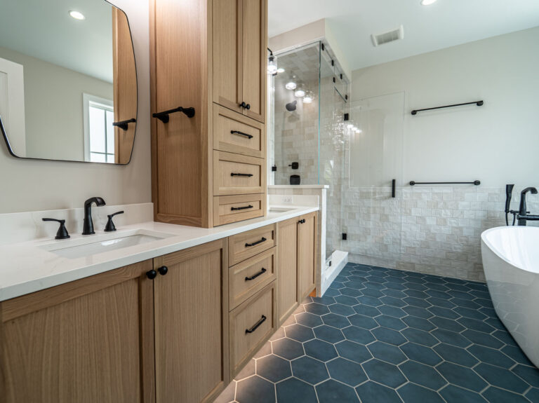 2380 S De cook bathroom and tub