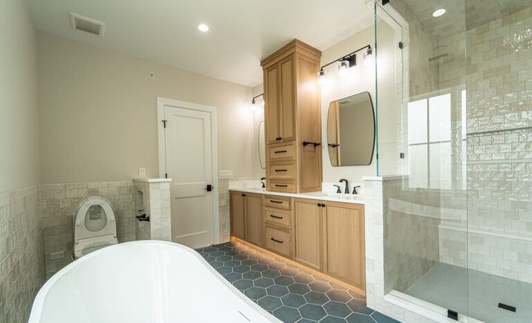 2380 S De cook bathroom and tub